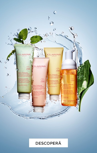 Produse Clarins pentru curățarea și hidratarea pielii, prezentate pe fundal cu apă și frunze verzi.